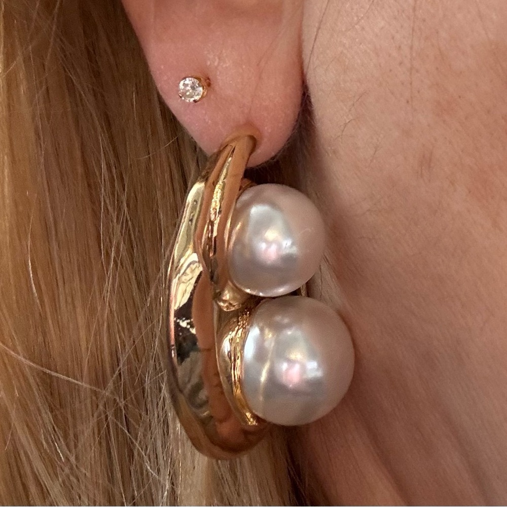 Elegant Gold and Pearl Drop Earrings